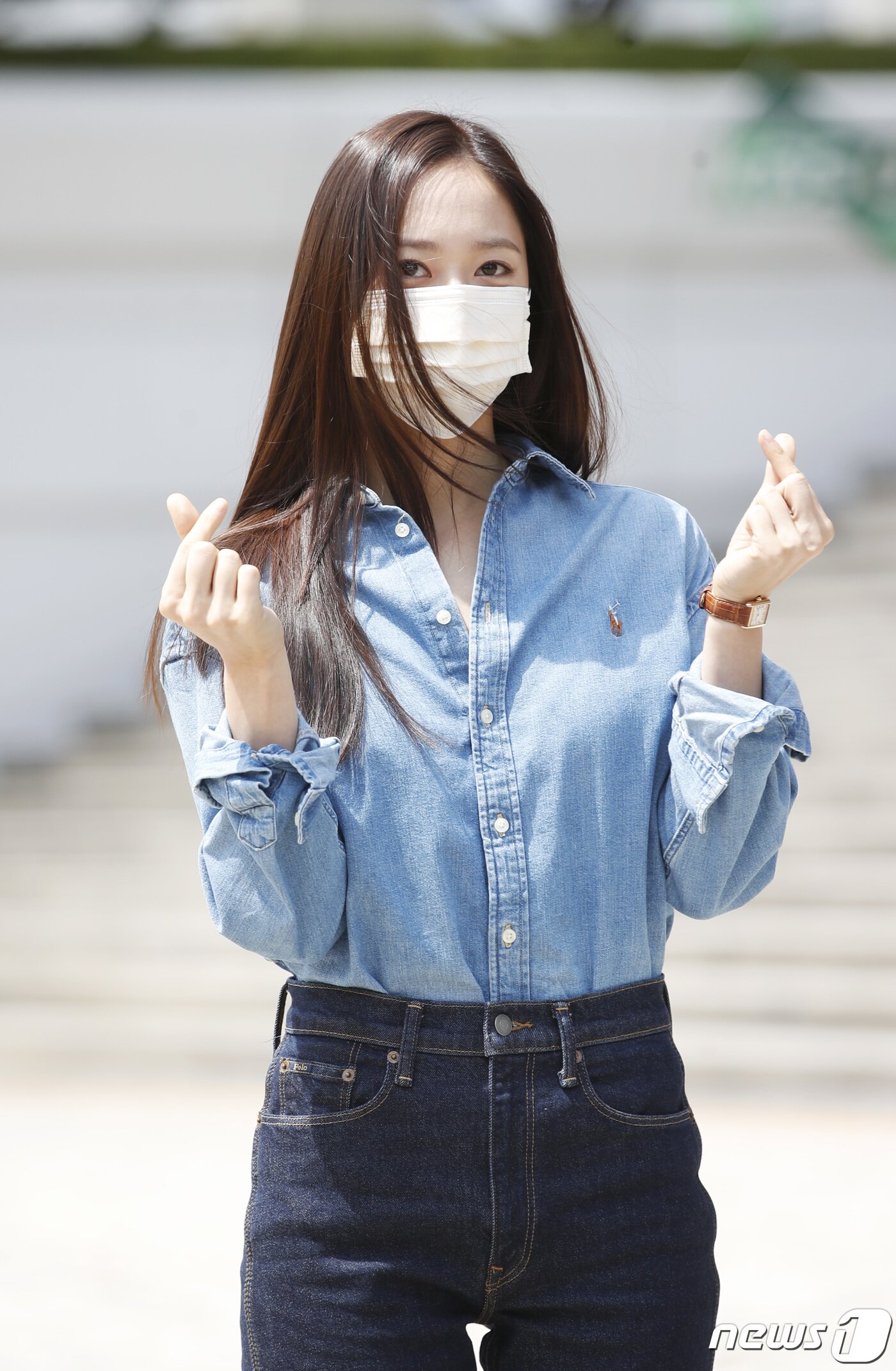 본문 이미지 - 에프엑스 크리스탈(본명 정수정)이 9일 오후 서울 KBS 본관에서 진행되는 라디오 '정은지의 가요광장'을 위해 방송국으로 들어서며 인사를 하고 있다. 2021.8.9/뉴스1 ⓒ News1 권현진 기자