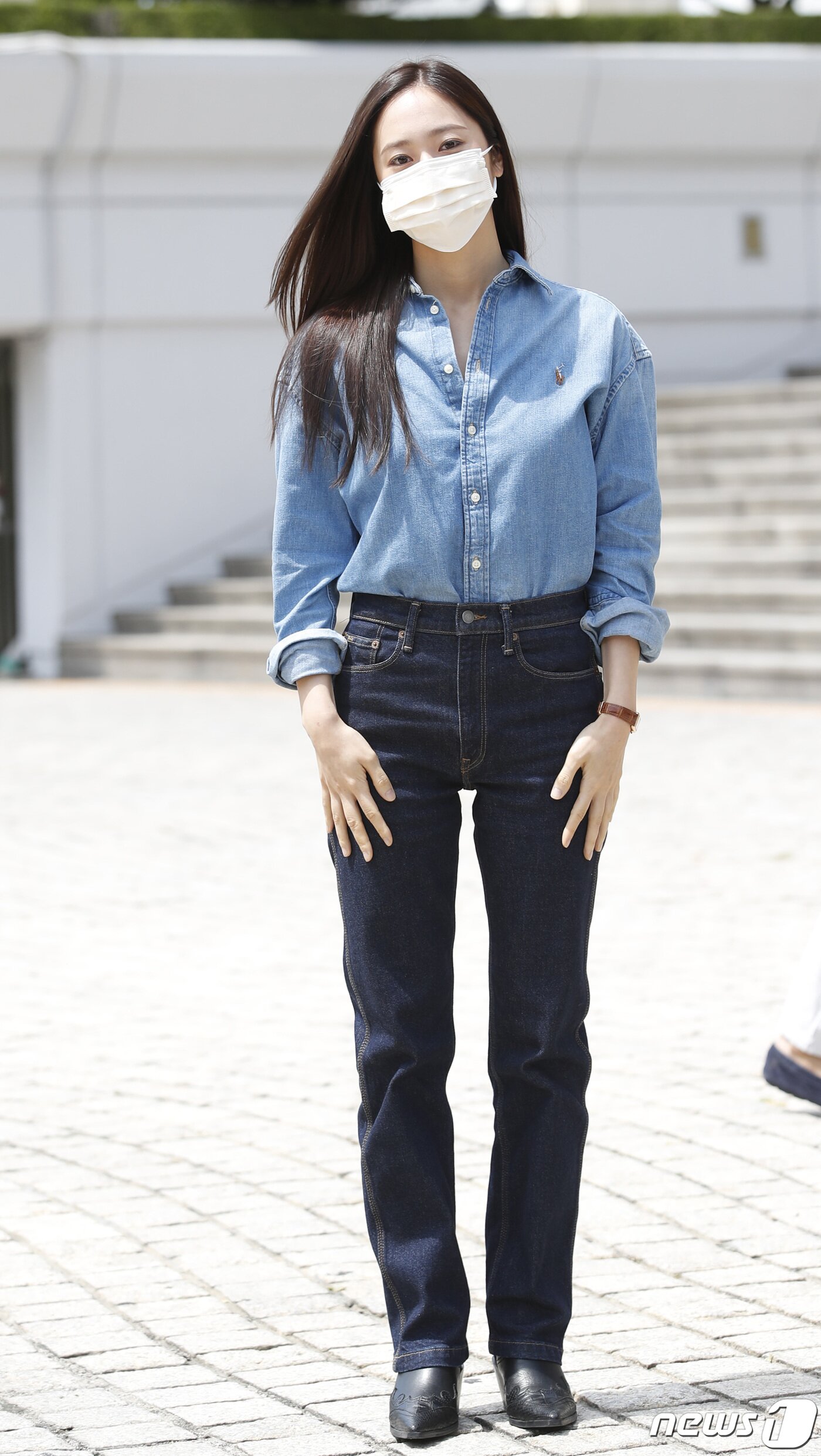 본문 이미지 - 에프엑스 크리스탈(본명 정수정)이 라디오 '정은지의 가요광장'을 위해 방송국으로 들어서며 인사를 하고 있다.  ⓒ News1 권현진 기자