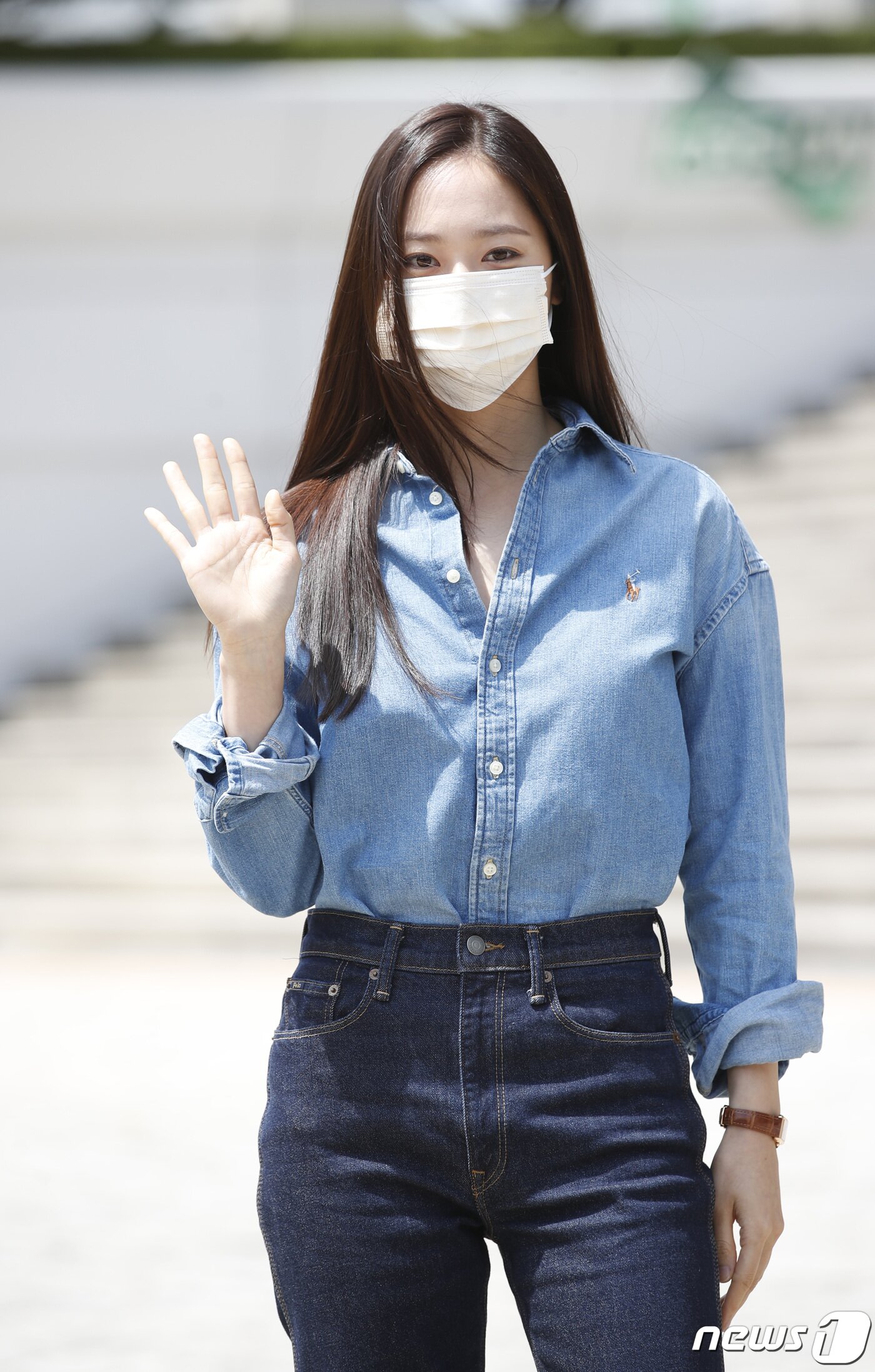 본문 이미지 - 에프엑스 크리스탈(본명 정수정)이  라디오 '정은지의 가요광장'을 위해 방송국으로 들어서며 시크한 손인사를 하고 있다.  ⓒ News1 권현진 기자