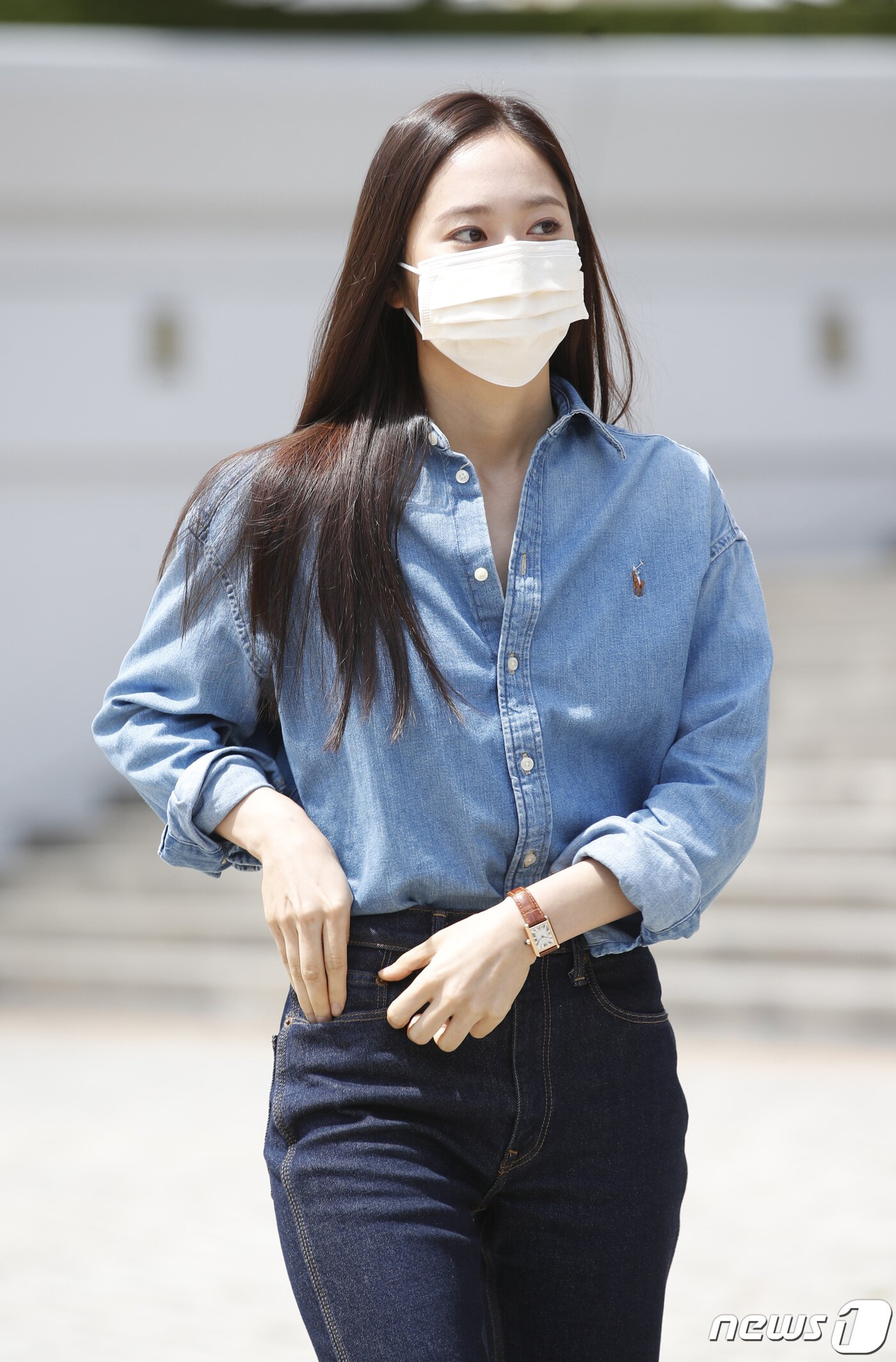 본문 이미지 - 에프엑스 크리스탈(본명 정수정)이 9일 오후 서울 KBS 본관에서 진행되는 라디오 '정은지의 가요광장'을 위해 방송국으로 들어서며 인사를 하고 있다. 2021.8.9/뉴스1 ⓒ News1 권현진 기자