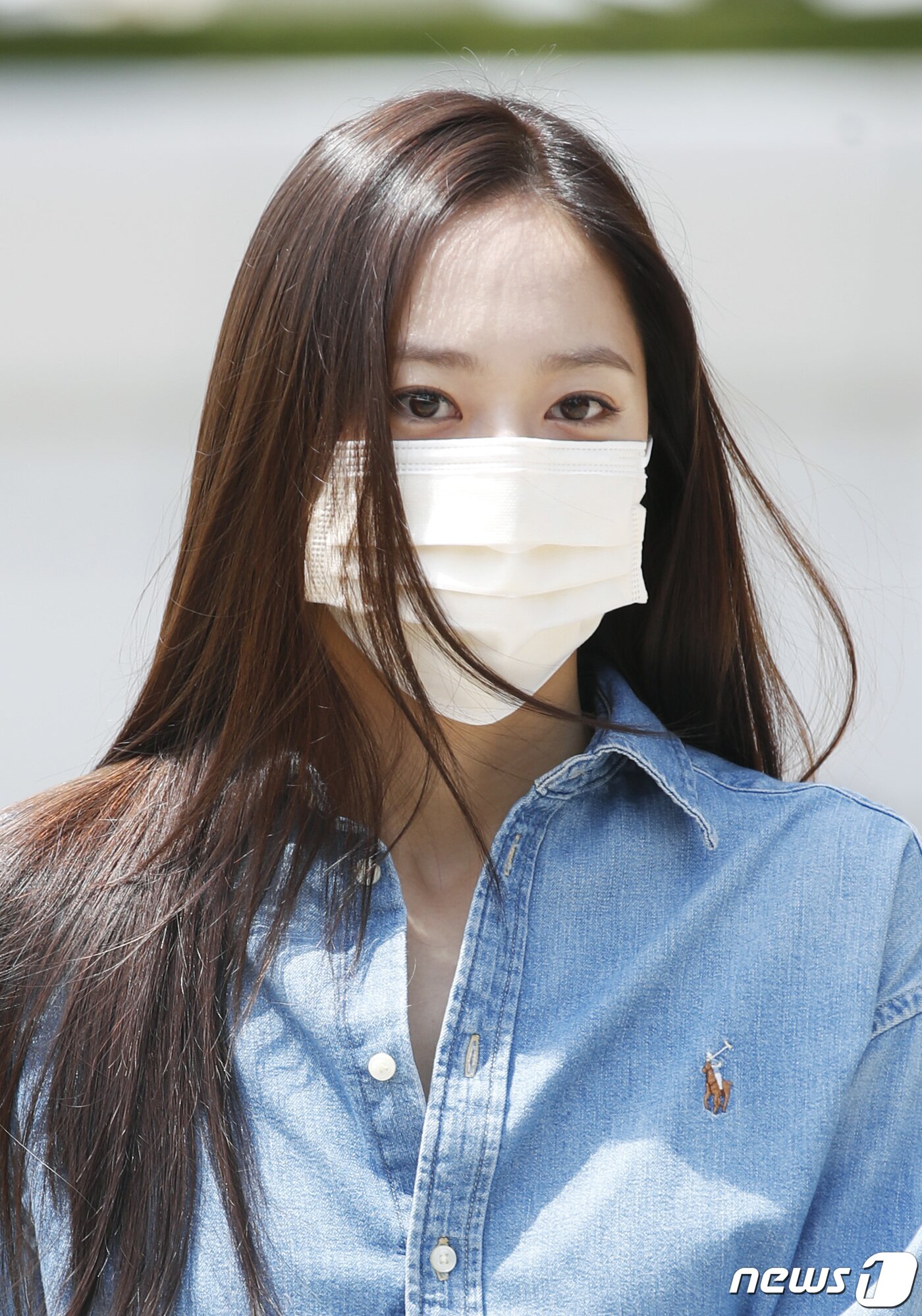 본문 이미지 - 에프엑스 크리스탈(본명 정수정)이 9일 오후 서울 KBS 본관에서 진행되는 라디오 '정은지의 가요광장'을 위해 방송국으로 들어서며 인사를 하고 있다. 2021.8.9/뉴스1 ⓒ News1 권현진 기자