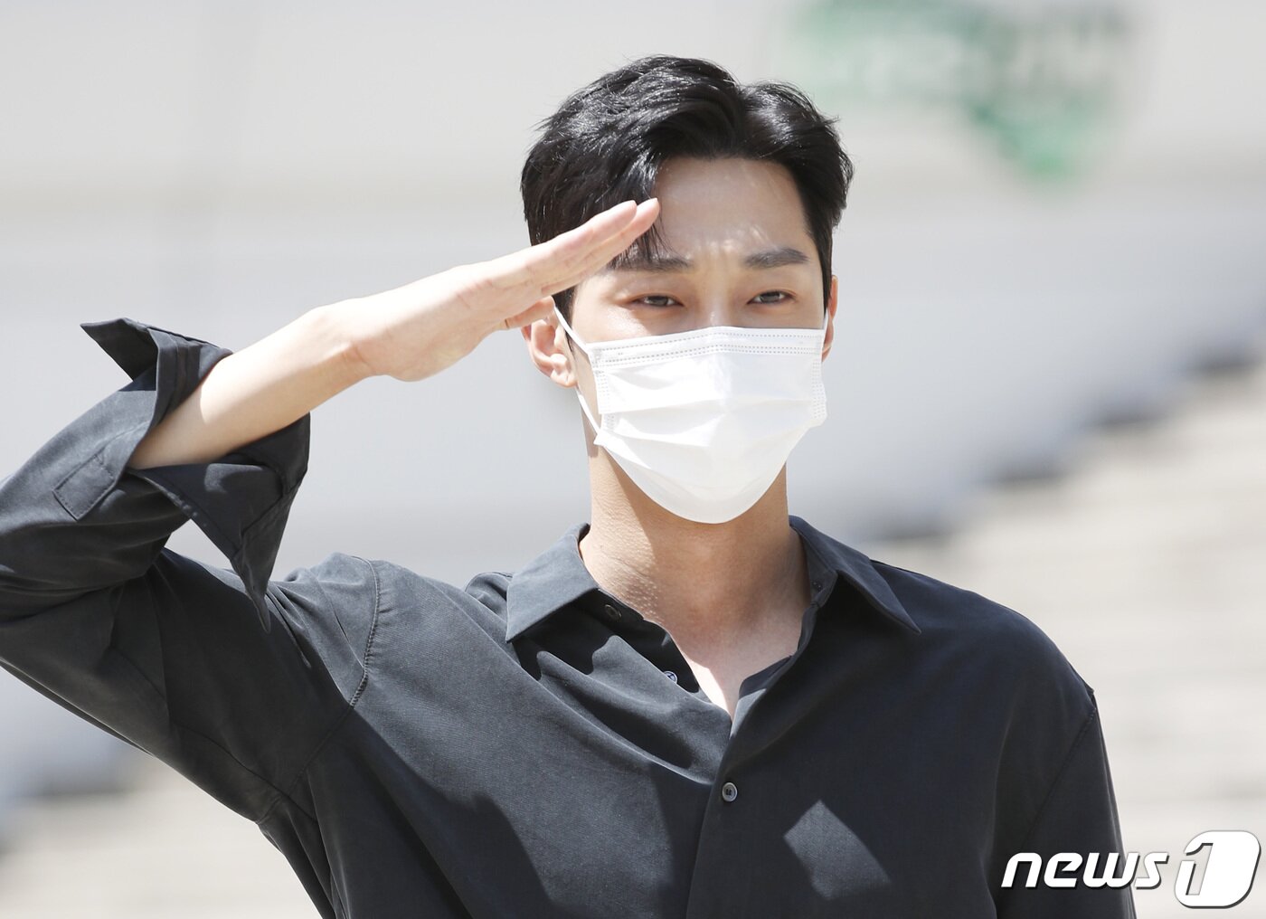 본문 이미지 - 가수 겸 배우 진영이 9일 오후 서울 KBS 본관에서 진행되는 라디오 '정은지의 가요광장'을 위해 방송국으로 들어서며 인사를 하고 있다. 2021.8.9/뉴스1 ⓒ News1 권현진 기자