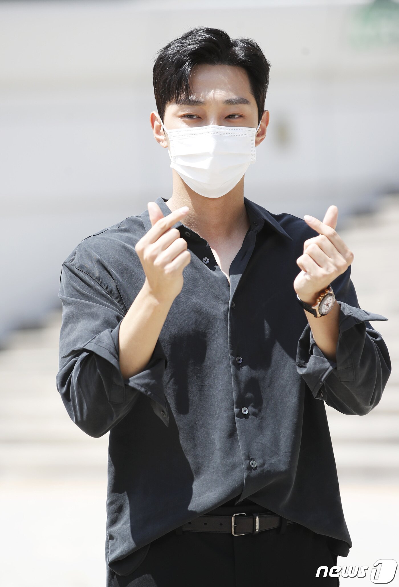 본문 이미지 - 가수 겸 배우 진영이 9일 오후 서울 KBS 본관에서 진행되는 라디오 '정은지의 가요광장'을 위해 방송국으로 들어서며 인사를 하고 있다. 2021.8.9/뉴스1 ⓒ News1 권현진 기자