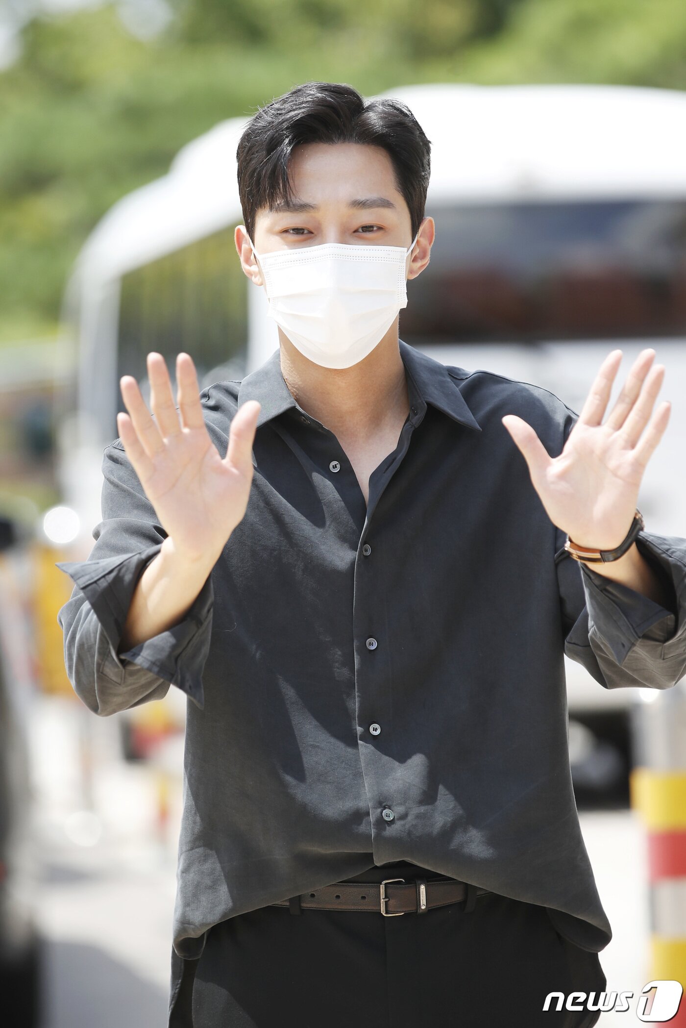 본문 이미지 - 가수 겸 배우 진영이 9일 오후 서울 KBS 본관에서 진행되는 라디오 '정은지의 가요광장'을 위해 방송국으로 들어서며 인사를 하고 있다. 2021.8.9/뉴스1 ⓒ News1 권현진 기자