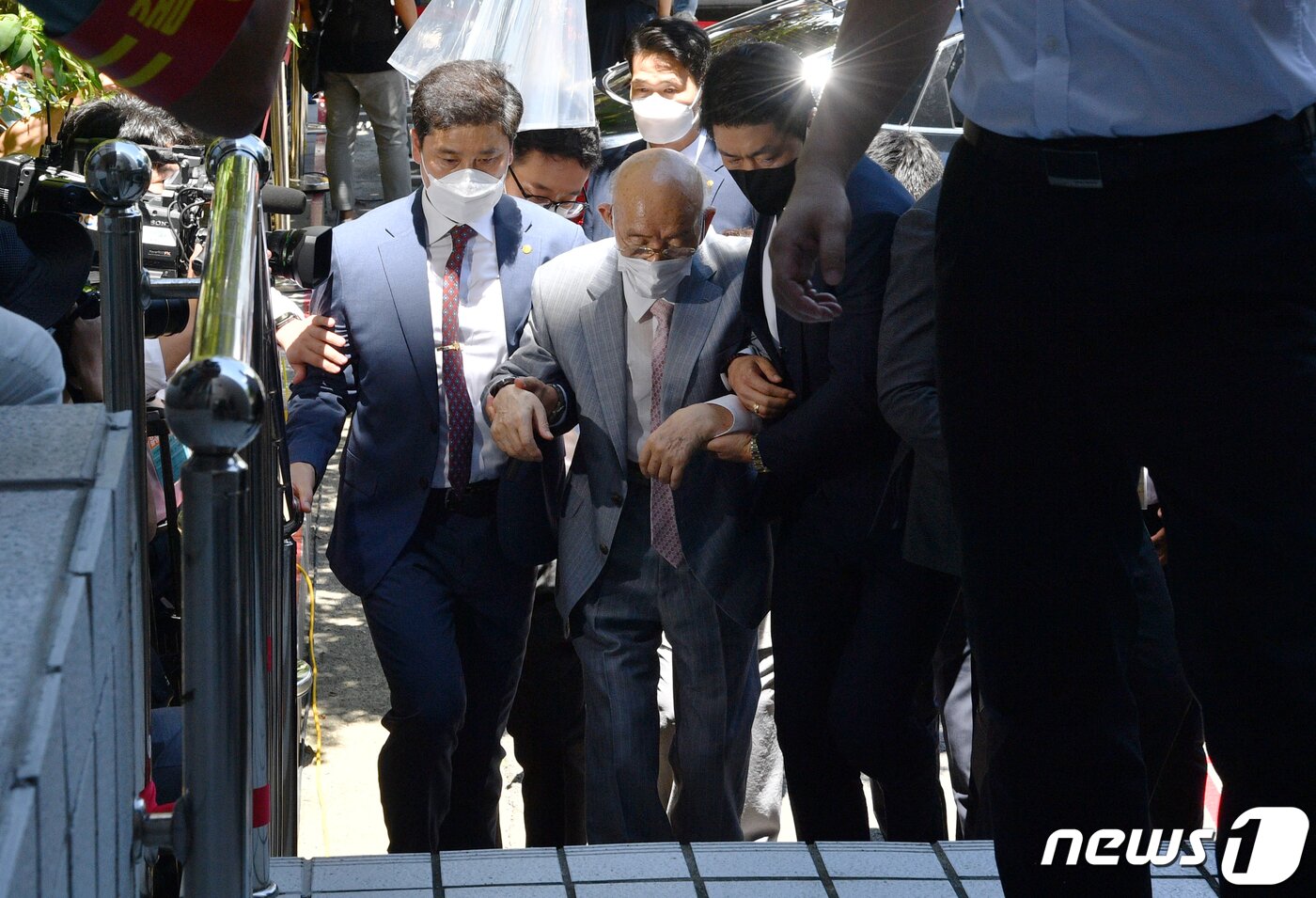 본문 이미지 - 고(故) 조비오 신부에 대한 사자명예훼손 혐의를 받고 있는 전두환 전 대통령이 9일 오후 광주 동구 광주지방법원에서 열린 항소심 공판기일에 출석하고 있다. 2021.8.9/뉴스1 ⓒ News1 정다움 기자