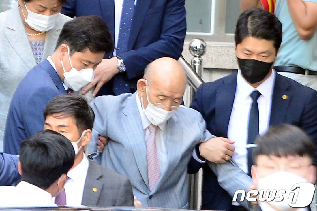 본문 이미지 - &#39;5·18 헬기사격&#39;을 증언한 고&#40;故&#41; 조비오 신부에 대한 사자명예훼손 혐의를 받고 있는 전두환씨&#40;90&#41;가 9일 광주지방법원에 출석한 뒤 법원을 퇴장하고 있다. ⓒ News1 정다움 기자