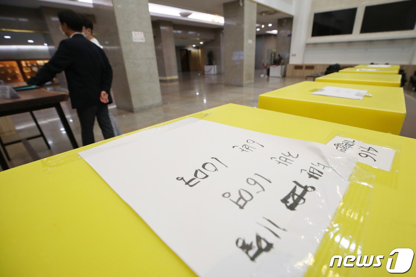 본문 이미지 - 세월호참사 당시 폐쇄회로(CC)TV 영상이 담긴 저장장치(DVR) 조작 의혹 등을 수사 중인 이현주 특별검사팀의 수사 결과 발표를 하루 앞둔 9일 오후 서울 중구 서울특별시의회 로비에 세월호 기억공간 물품들이 전시돼 있다. 2021.8.9/뉴스1 ⓒ News1 조태형 기자