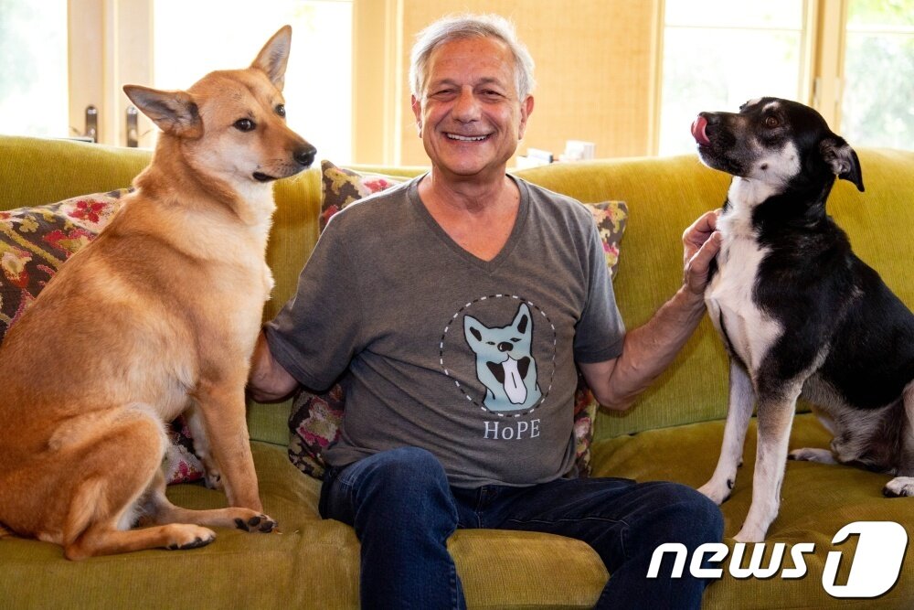본문 이미지 - 영화 '누렁이' 감독 케빈 브라이트와 개농장에서 구조한 반려견 (저스트 브라이트 프로덕션즈 제공) ⓒ 뉴스1
