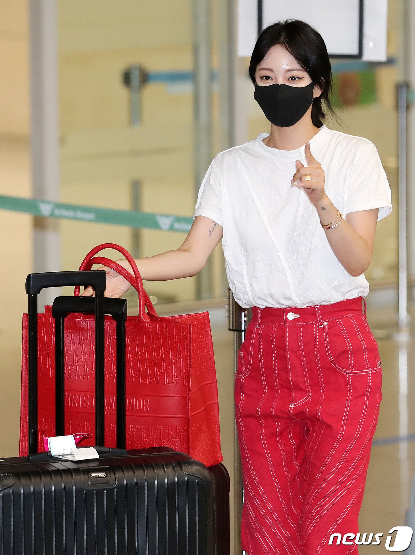 본문 이미지 - 배우 한예슬이 미국에서 개인 일정을 소화 후 남자친구 A씨와 함께  9일  오후 인천국제공항 제2터미널을 통해 귀국하고 있다. 2021.8.9/뉴스1 ⓒ News1 김진환 기자