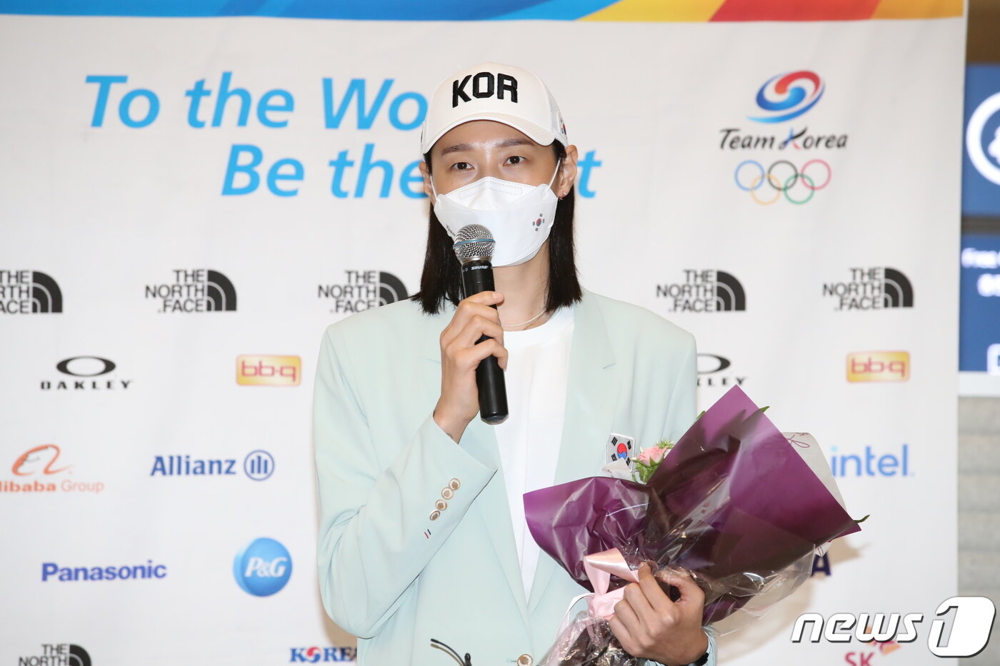 본문 이미지 - 지난 2021년 8월 9일 여자 배구대표팀 주장 김연경이 2020 도쿄올림픽 일정을 마치고 인천국제공항을 통해 입국해 소감을 밝히고 있다. 2021.8.9/뉴스1 ⓒ News1