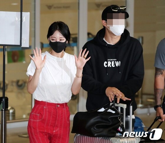 본문 이미지 - 배우 한예슬이 미국에서 개인 일정을 소화 후 남자친구 A씨와 함께  9일 오후 인천국제공항 제2터미널을 통해 귀국하고 있다. 2021.8.9/뉴스1 ⓒ News1 김진환 기자