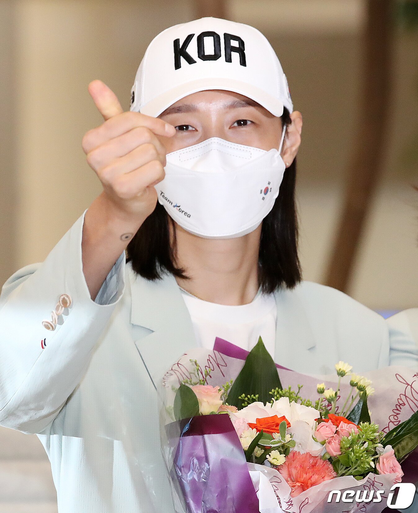 본문 이미지 - 여자 배구대표팀 김연경이 9일 오후 인천국제공항 제2터미널에서 열린 2020 도쿄올림픽 대한민국 선수단 환영 행사에서 기념촬영을 하고 있다. 대한민국 선수들은 이번 올림픽에서 신종 코로나바이러스 감염증&#40;코로나19&#41; 팬데믹으로 인해 대회 1년 연기와 무관중 경기 등 사상 최악의 불안한 상황 속에서도 금6·은4·동10으로 종합 16위를 차지했다. ⓒ News1 김진환 기자