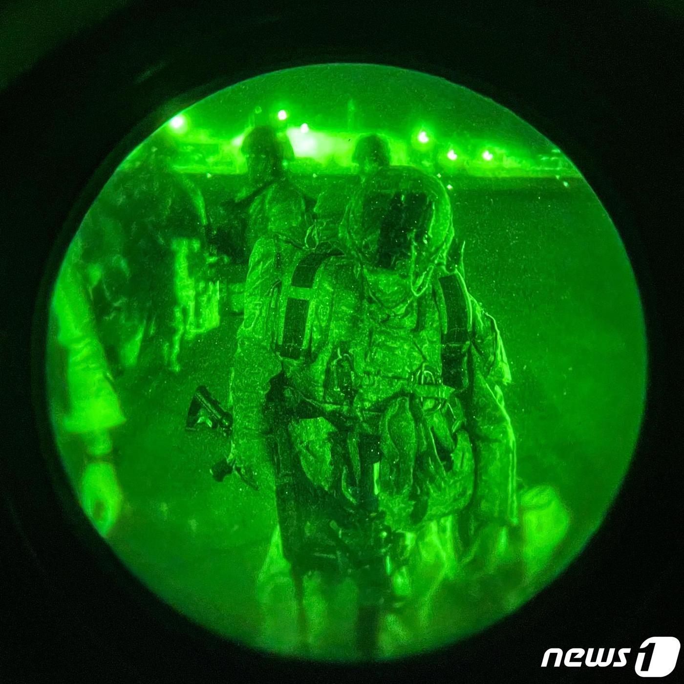 본문 이미지 - 30일(현지시간) 미국 육군 82 공수사단 낙하산 부대원들이 아프가니스탄 카불의 하미드 카르자이 국제 공항에서 C-17 수송기를 타고 있다. ⓒ AFP=뉴스1 (사진은 기사 내용과 무관함) / 뉴스1 ⓒ News1