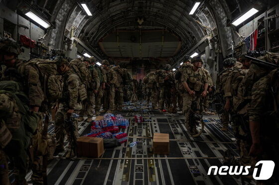 제 82공수사단 소속 미군이 30일(현지시간) 쿠웨이트 알이 알 살렘 공군기지에서 미 공군 C-17 항공기를 타고 이륙하기 전 준비하고 있다. 로이터
