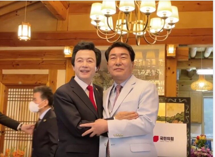 본문 이미지 - 허경영 국가혁명당 총재(왼쪽)와 안상수 국민의힘 대선경선 후보가 지난달 31일, 경기 양주의 하늘궁에서 만나 서로를 격려하고 있다.  ⓒ 뉴스1 DB