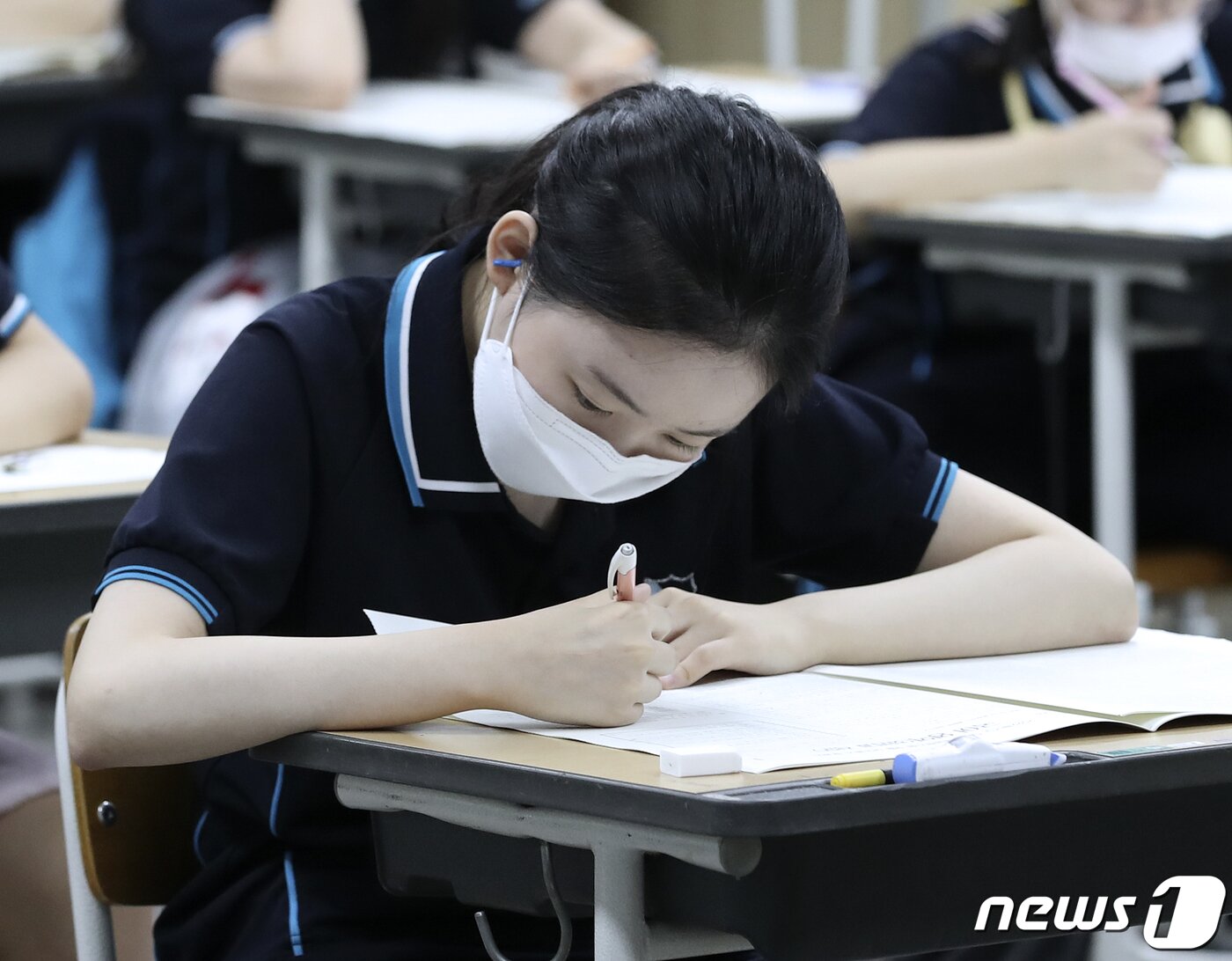 본문 이미지 - 2022학년도 대학수학능력시험 9월 모의평가가 치러진 1일 오전 울산 남구 삼일여자고등학교 3학년 교실에서 수험생들이 문제를 풀고 있다. 2021.9.1/뉴스1 ⓒ News1 윤일지 기자