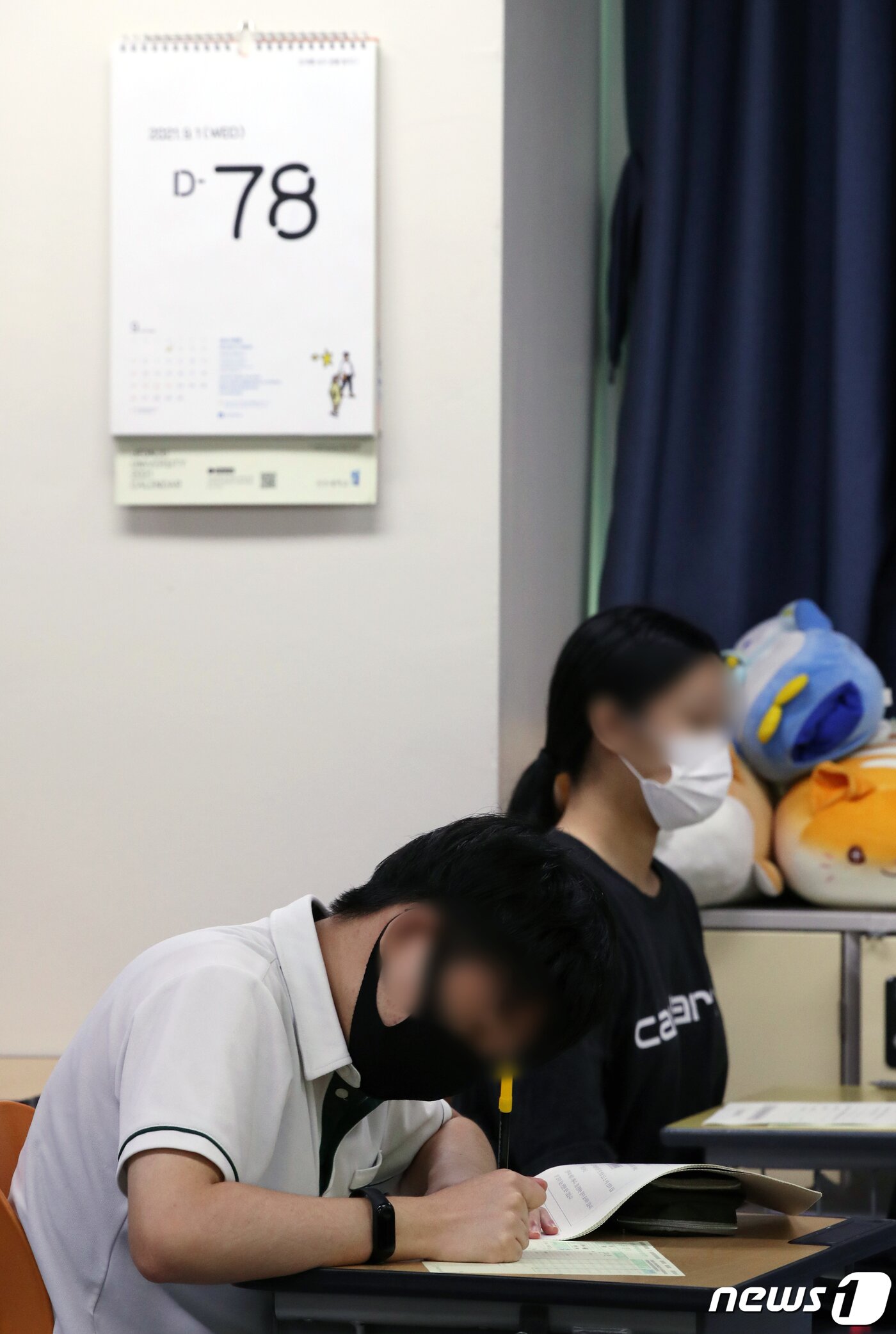 본문 이미지 - 1일 오전 서울 마포구 상암고등학교에서 고3 수험생들이 9월 모의평가를 준비하고 있다. 이번 모의평가는 전국 2138개 고등학교와 431개 지정학원에서 동시에 실시된다. 2021.9.1/뉴스1 ⓒ News1 황기선 기자