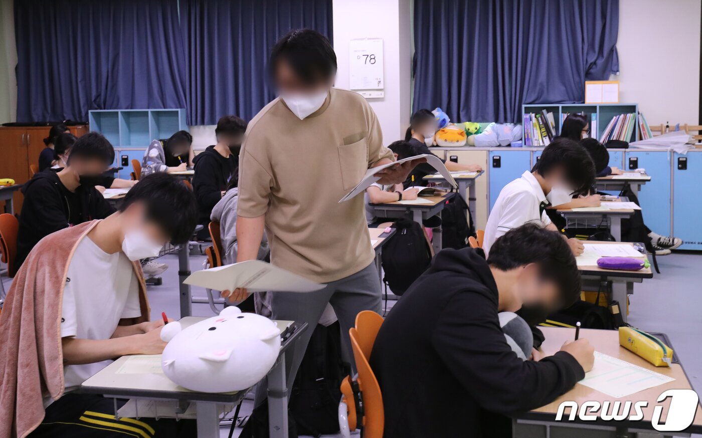 본문 이미지 - 1일 오전 서울 마포구 상암고등학교에서 고3 수험생들이 9월 모의평가를 준비하고 있다. 이번 모의평가는 전국 2138개 고등학교와 431개 지정학원에서 동시에 실시된다. 2021.9.1/뉴스1 ⓒ News1 황기선 기자