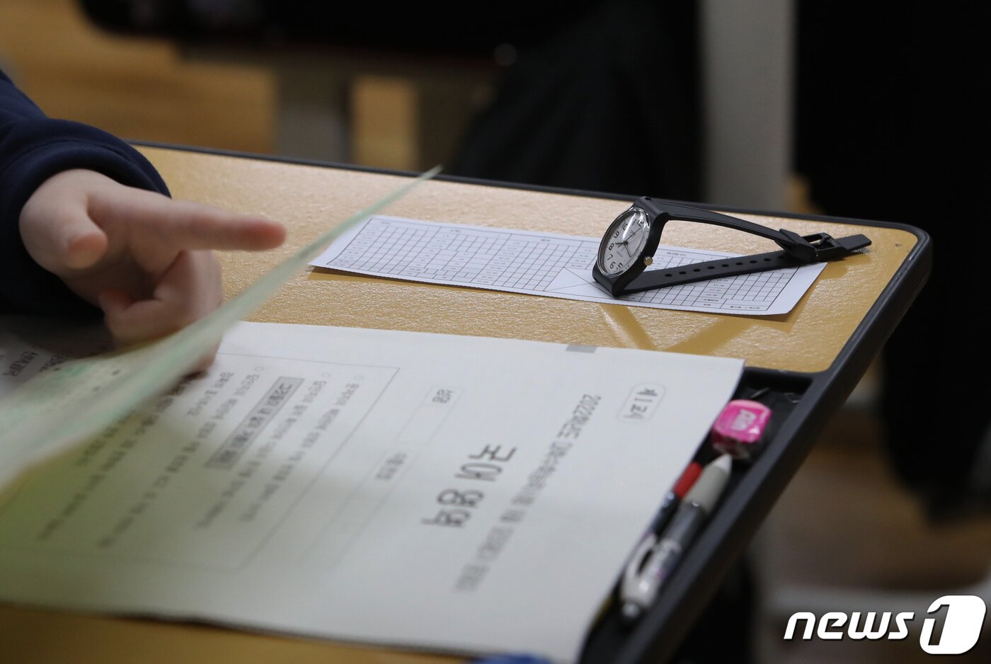 본문 이미지 - 1일 오전 서울 영등포구 여의도여자고등학교에서 고3 수험생들이 9월 모의평가를 치르고 있다. 이번 모의평가는 전국 2138개 고등학교와 431개 지정학원에서 동시에 실시된다. 2021.9.1/뉴스1 ⓒ News1 민경석 기자