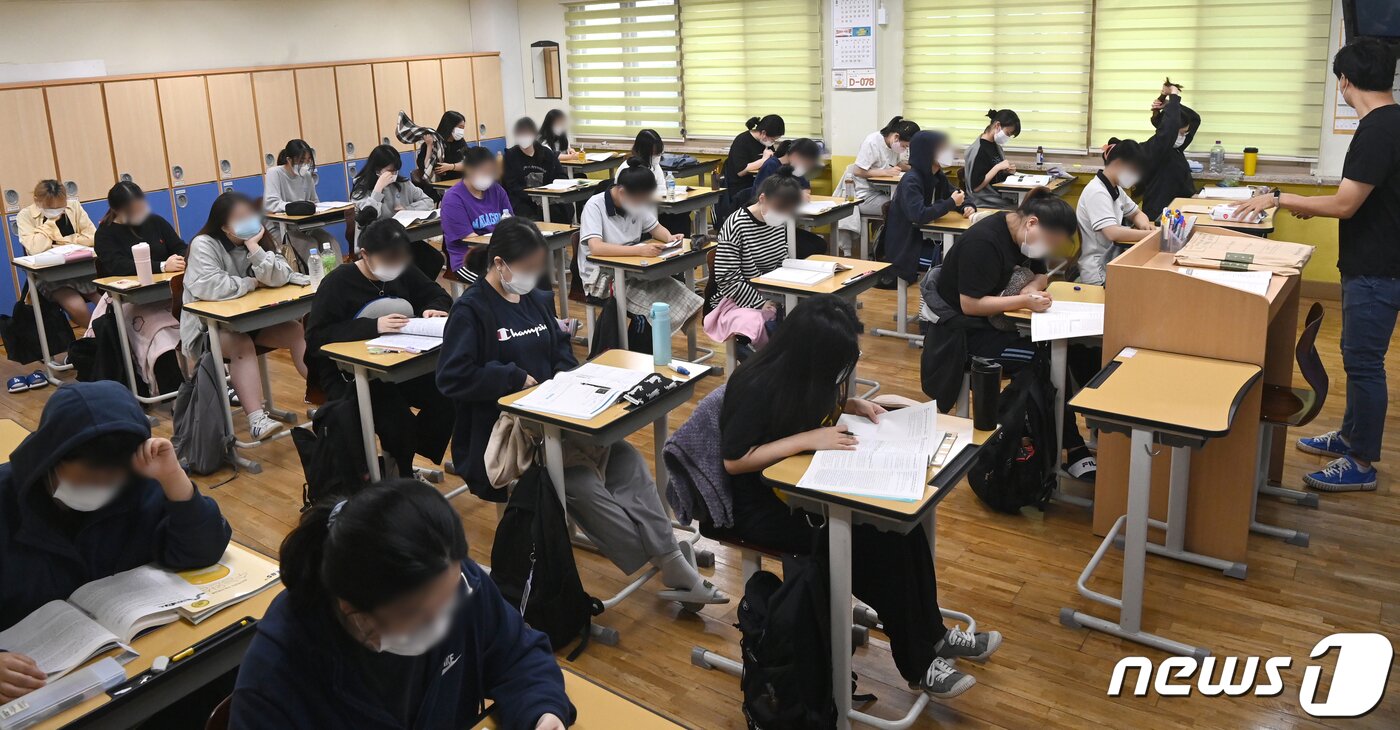 본문 이미지 - 1일 오전 서울 영등포구 여의도여자고등학교에서 고3 수험생들이 9월 모의평가 실시를 앞두고 시험준비를 하고 있다. 이번 모의평가는 전국 2138개 고등학교와 431개 지정학원에서 동시에 실시된다. 2021.9.1/뉴스1 ⓒ News1 민경석 기자