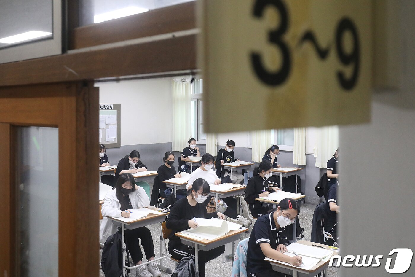 본문 이미지 - 2022학년도 대학수학능력시험 9월 모의평가가 실시된 1일 오전 대구혜화여고 3학년 교실에서 수험생들이 시험에 집중하고 있다. 수능을 앞두고 마지막으로 치러지는 이번 모의평가는 한국교육과정평가원 주관으로 전국 2138개 고등학교와 431개 지정학원에서 동시에 실시된다. 2021.9.1/뉴스1 ⓒ News1 공정식 기자