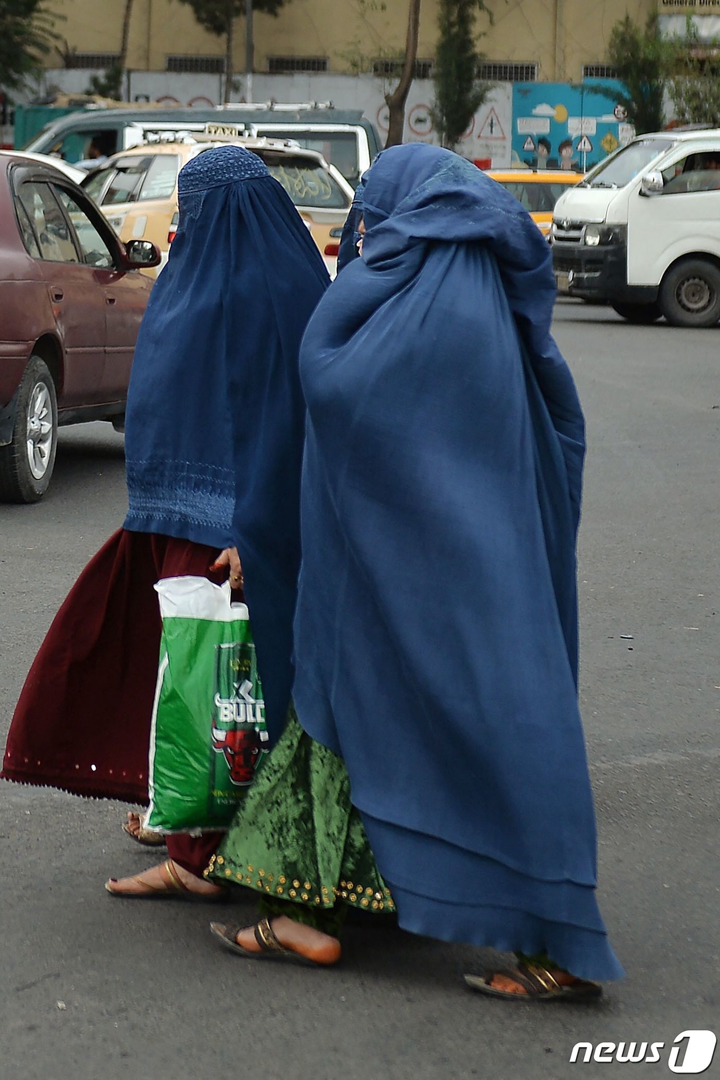 본문 이미지 - 2021년 8월 31일(현지시간) 미군이 철수를 완료한 아프가니스탄의 카불에서 부르카를 입은 여성들이 거리를 걷고 있다. ⓒ AFP=뉴스1 ⓒ News1 우동명 기자