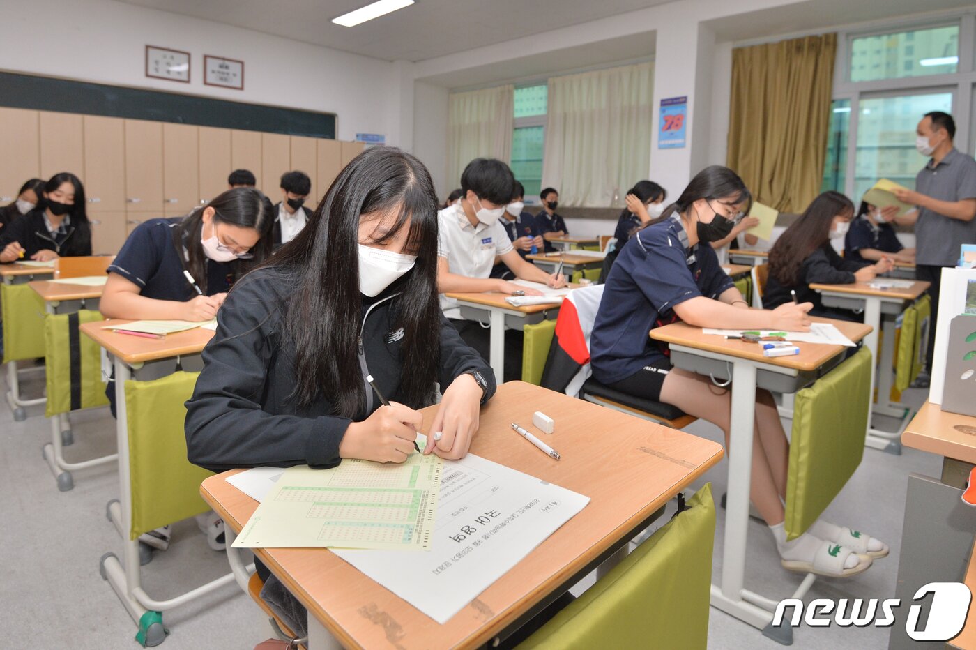 본문 이미지 - 2022학년도 대학수학능력시험 9월 모의평가가 실시된 1일 경북 포항시 남구 영일고등학교 수험생들이 답안지를 작성하고 있다. 수능을 앞두고 마지막으로 치러지는 이번 모의평가는 한국교육과정평가원 주관으로 전국 2138개 고등학교와 431개 지정학원에서 동시에 실시된다. 2021.9.1/뉴스1 ⓒ News1 최창호 기자