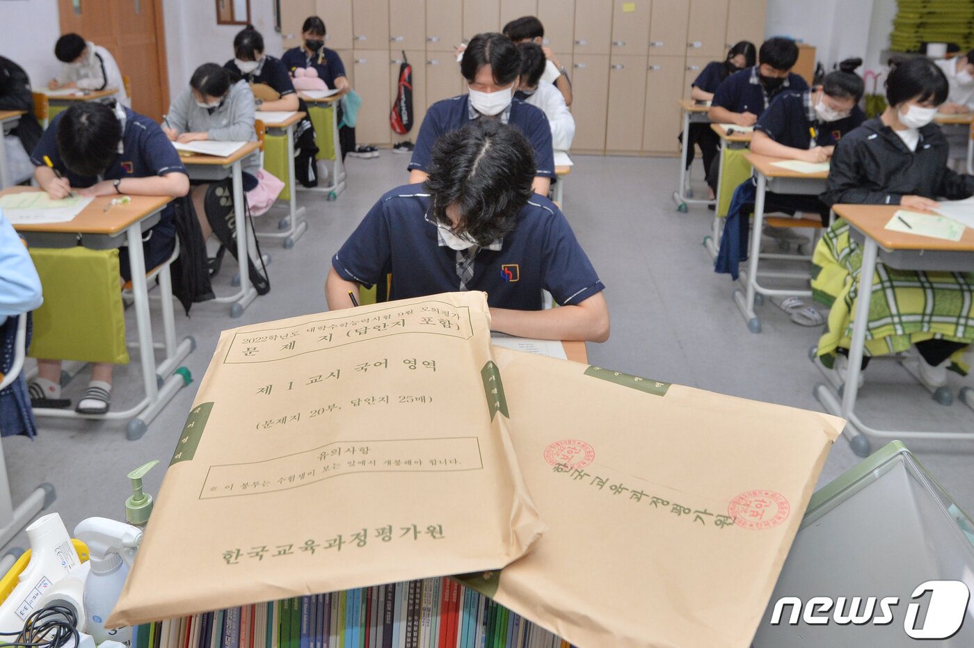 본문 이미지 - 2022학년도 대학수학능력시험 9월 모의평가가 실시된 1일 경북 포항시 남구 영일고등학교 수험생들이 답안지를 작성하고 있다. 수능을 앞두고 마지막으로 치러지는 이번 모의평가는 한국교육과정평가원 주관으로 전국 2138개 고등학교와 431개 지정학원에서 동시에 실시된다. 2021.9.1/뉴스1 ⓒ News1 최창호 기자