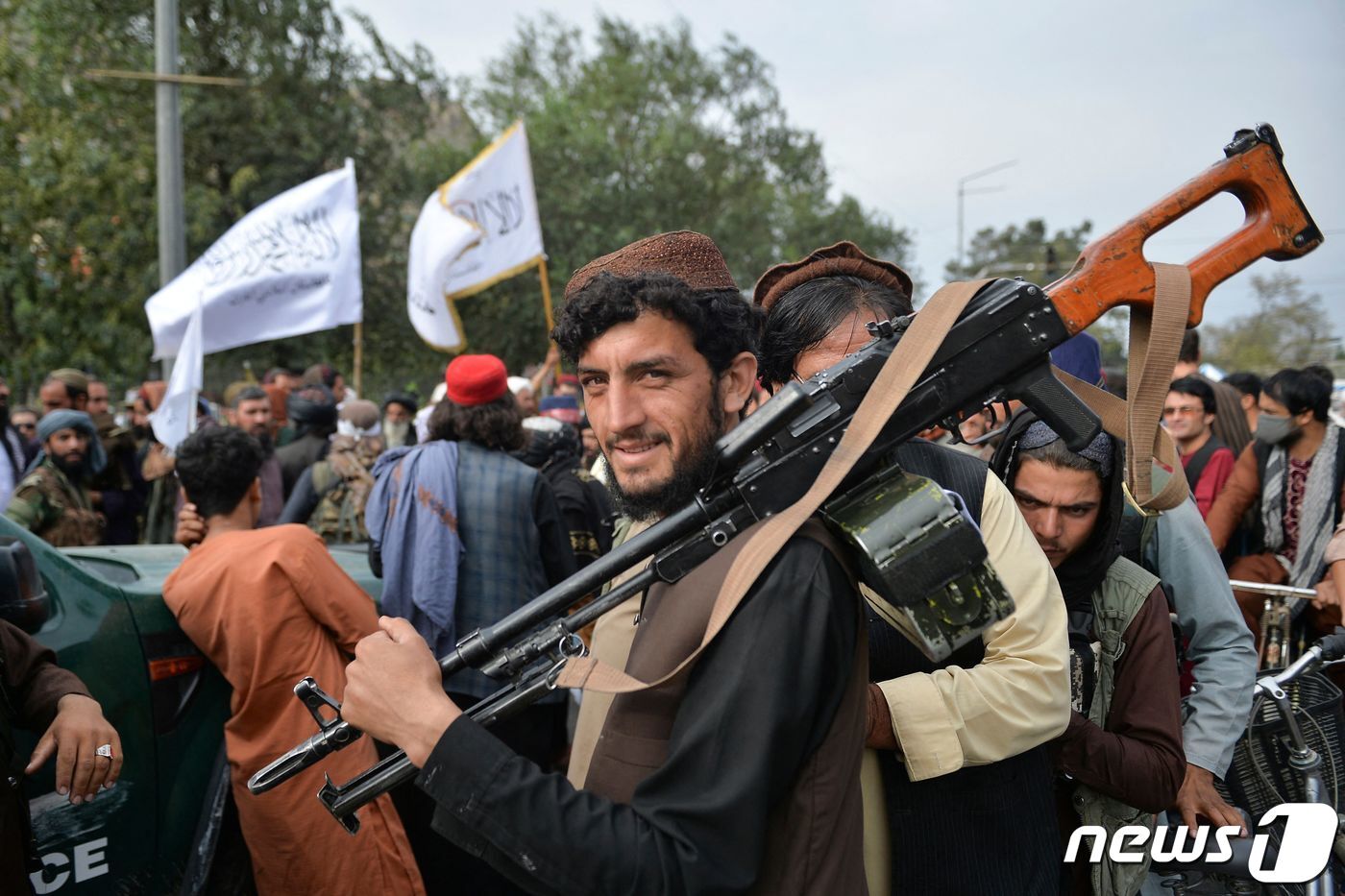 본문 이미지 - 31일(현지시간) 미군이 철수를 완료한 아프가니스탄의 카불에서 소총을 든 탈레반 전사들이 축하 집회에 참석을 하고 있다. ⓒ AFP=뉴스1 ⓒ News1 우동명 기자