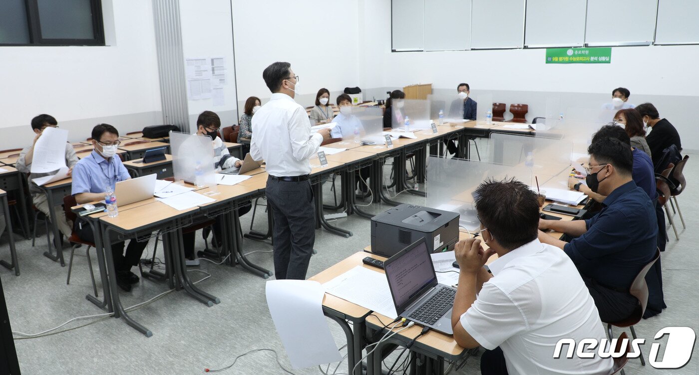 본문 이미지 - 한국교육과정평가원 수능모의고사가 실시된 1일 서울 마포구 신촌로 종로학원 강북본원에서 강사들이 상황실에 모여 문제성향을 분석하고 있다. 2021.9.1/뉴스1 ⓒ News1 박정호 기자