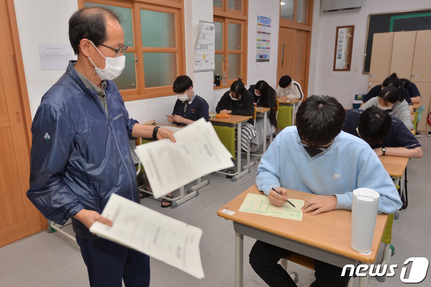 본문 이미지 - 2022학년도 대학수학능력시험 9월 모의평가가 실시된 1일 경북 포항시 남구 영일고등학교 수험생들이 답안지를 작성하고 있다. 수능을 앞두고 마지막으로 치러지는 이번 모의평가는 한국교육과정평가원 주관으로 전국 2138개 고등학교와 431개 지정학원에서 동시에 실시된다. 2021.9.1/뉴스1 ⓒ News1 최창호 기자