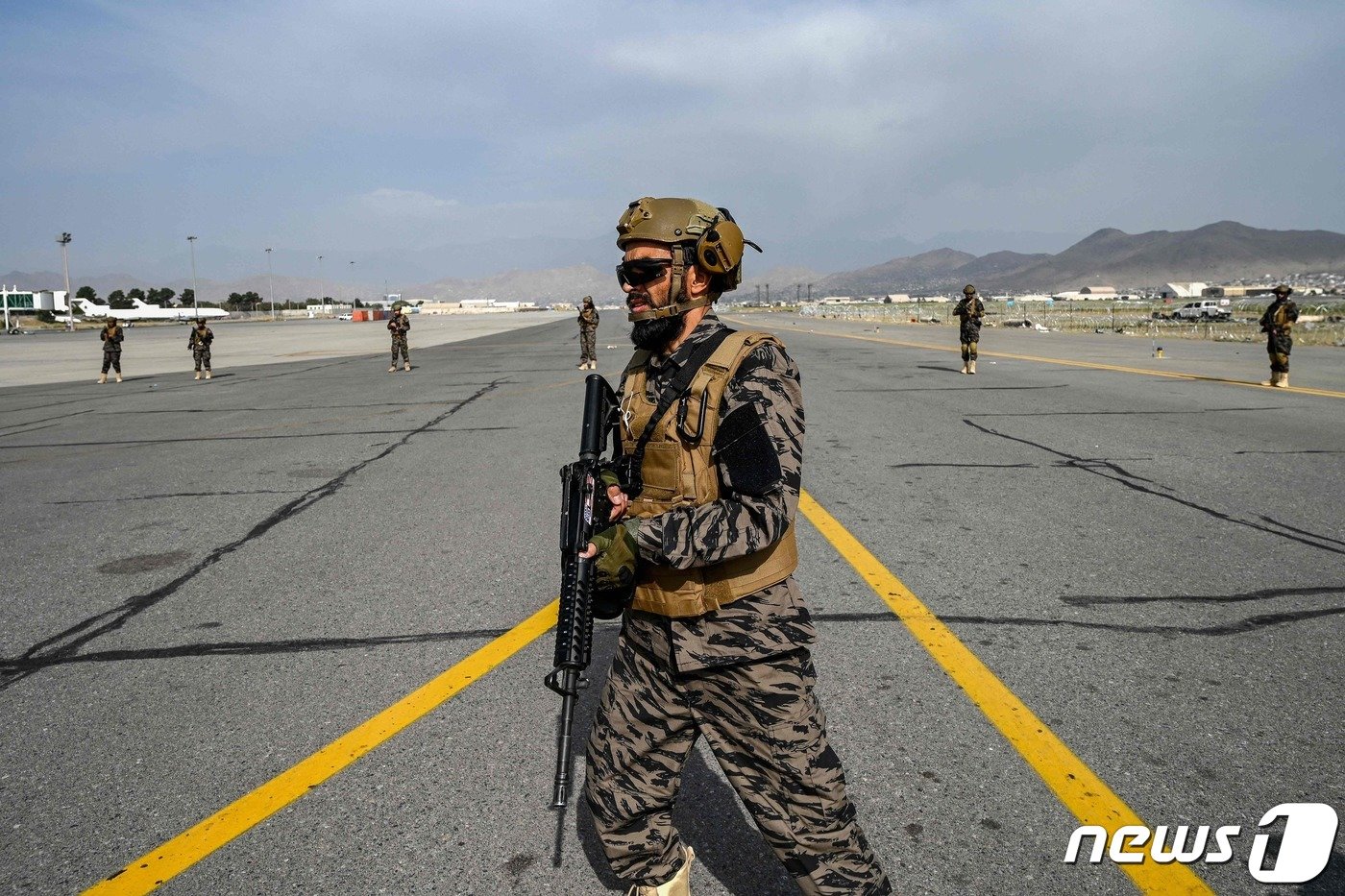 미군이 철수를 완료한 아프가니스탄의 카불 공항에서 탈레반군이 경비를 하고 있다. ⓒ AFP=뉴스1 ⓒ News1 우동명 기자