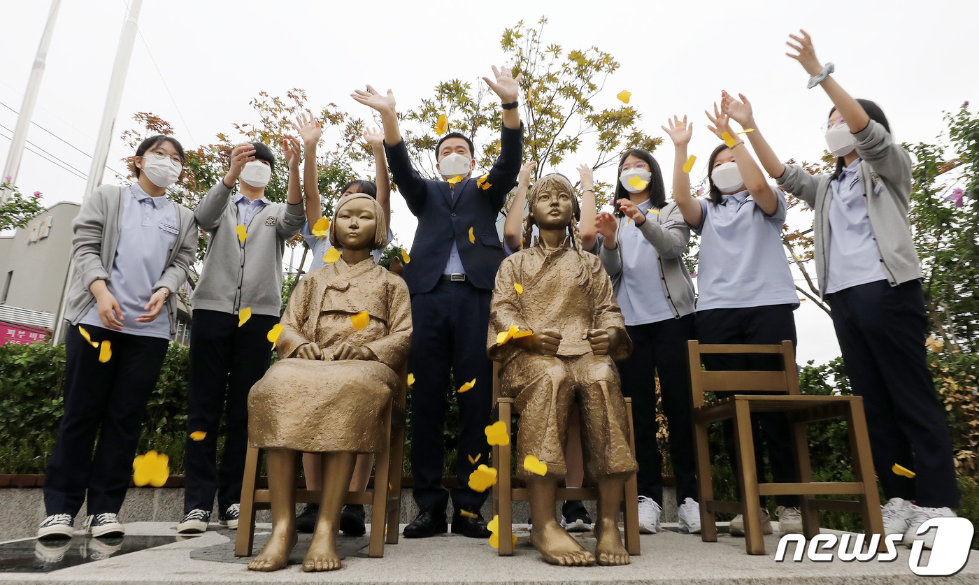 (서울=뉴스1) 박세연 기자 = 이승로 성북구청장과 계성고등학교 학생들이 1일 오전 서울 성북구 분수마루 평화의 소녀상에서 베를린 평화의소녀상 영구 존치 요청 메시지 전달식을 갖고 …