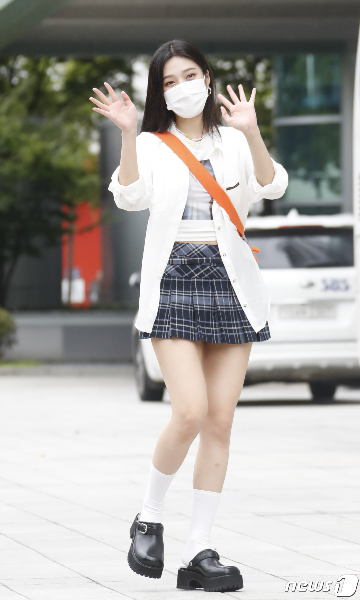 (서울=뉴스1) 권현진 기자 = 크러쉬와 열애를 인정한 레드벨벳 조이가 1일 서울 목동 SBS에서 진행되는 ‘동물농장’ 녹화를 위해 방송국으로 들어서며 인사를 하고 있다. 2021 …