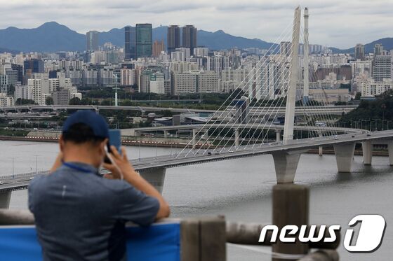 1일 정오를 기해 서울 마포구 월드컵대교가 착공 11년 만에 개통돼 차량이 오가고 있다. 한강의 31번째 교량인 월드컵대교는 연장 1980m, 너비 31.4m의 왕복 6차로 교량으로 서부간선도로와 내부순환로를 직접 연결한다. 민경석 기자