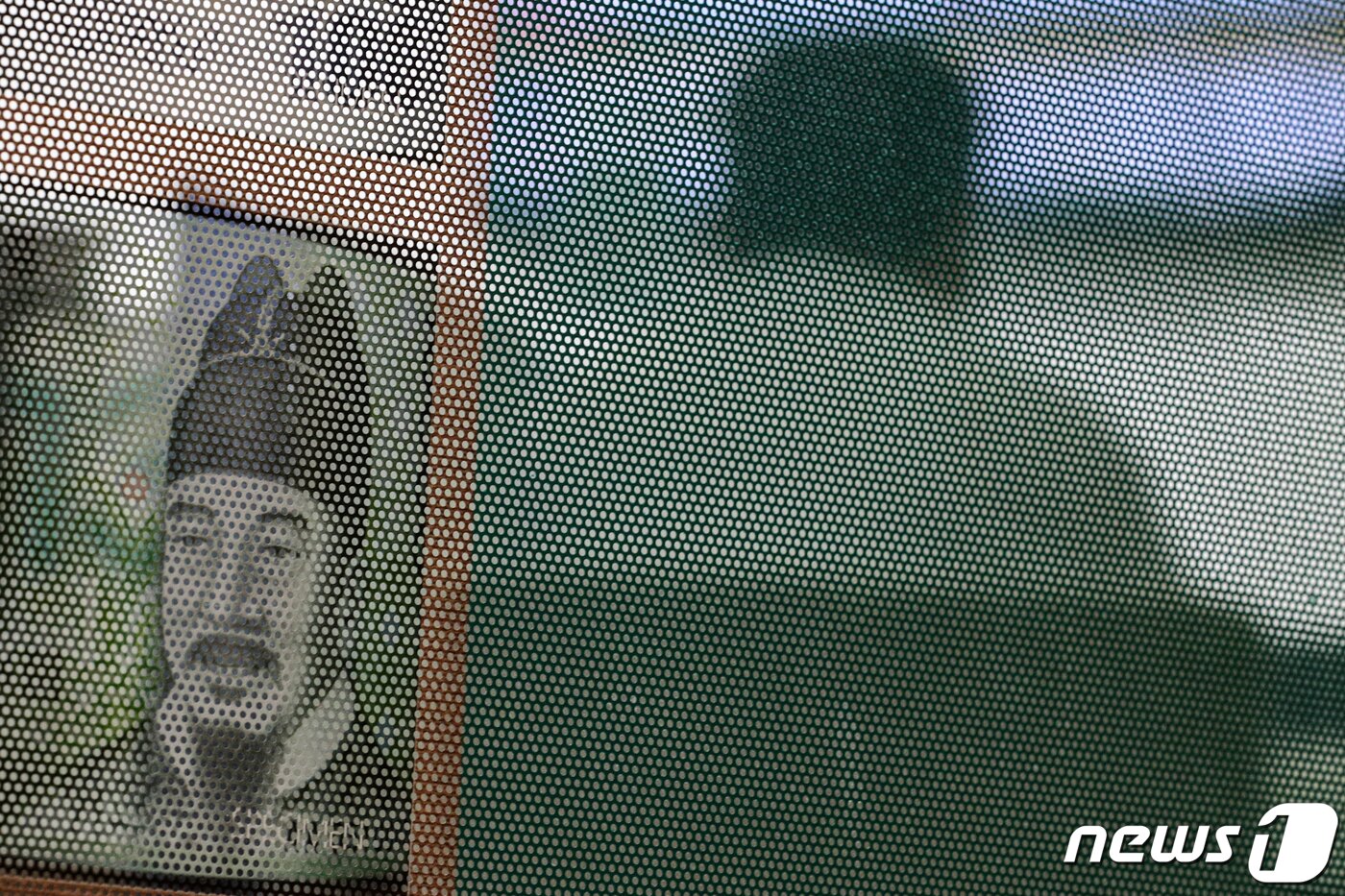 본문 이미지 - 가계 빚이 사상 처음으로 1800조원을 돌파하며 역대 최대치를 기록하고 있다. 한국은행이 기준금리를 0.25%포인트 인상했고 1일 고승범 금융위원장은 "가계부채 대책과 관련해 추가로 필요한 것이 있는지 다각적으로 검토하고 있다"고 밝혔다.사진은 이날 서울의 한 은행 대출창구 모습. 성동훈 기자