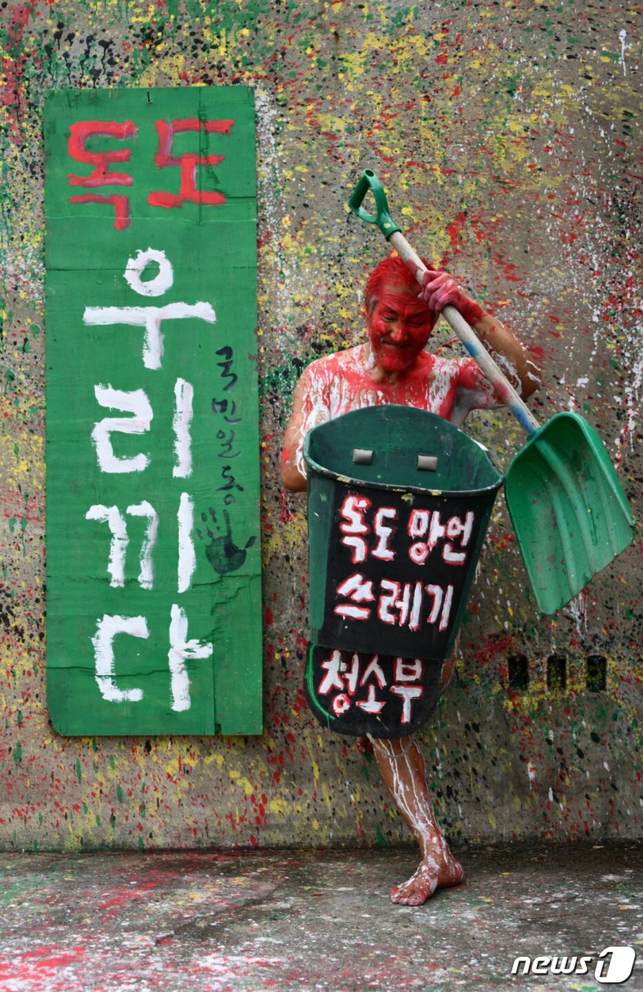 본문 이미지 - 서예가 김동욱 씨가 1일 문무대왕의 정기가 서려있는 경북 경주시 감포 앞 해안에서 독도수호 결사대 퍼포먼스로 일본정부의 독도 침탈 야욕에 경고하고 있다.(독도사랑예술인협회 제공)2021.9.1/ⓒ 뉴스1