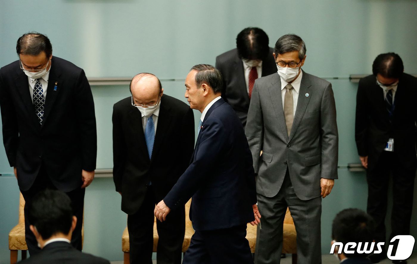 본문 이미지 - 스가 요시히데 일본 총리가 9일 (현지시간) 도쿄 총리 관저에서 코로나19 사태 대응을 위해 자민당 총재 선거에 불출마를 밝히는 기자회견에 도착을 하고 있다. ⓒ AFP=뉴스1 ⓒ News1 우동명 기자