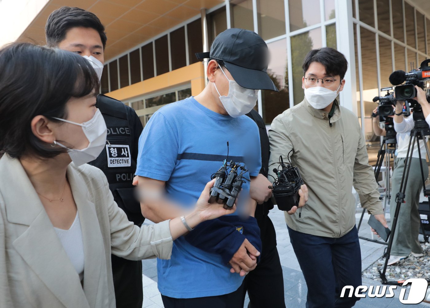 본문 이미지 - 장인 앞에서 아내를 일본도(장검)로 찔러 살해한 혐의를 받고 있는 장 모 씨(49)가 2021년 9월 10일 서울 강서구 강서경찰서에서 검찰로 송치되고 있다. 2021.9.10/뉴스1 ⓒ News1 이성철 기자