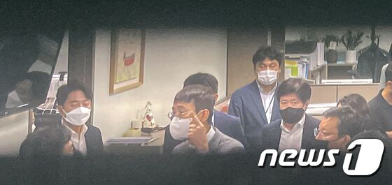 '고발 사주' 의혹에 연루된 김웅 국민의힘 의원이 10일 고위공직자범죄수사처의 압수수색이 진행 중인 국회 의원회관 자신의 사무실에서 '완전한 불법'이라며 항의하고 있다. 오대일 기자
