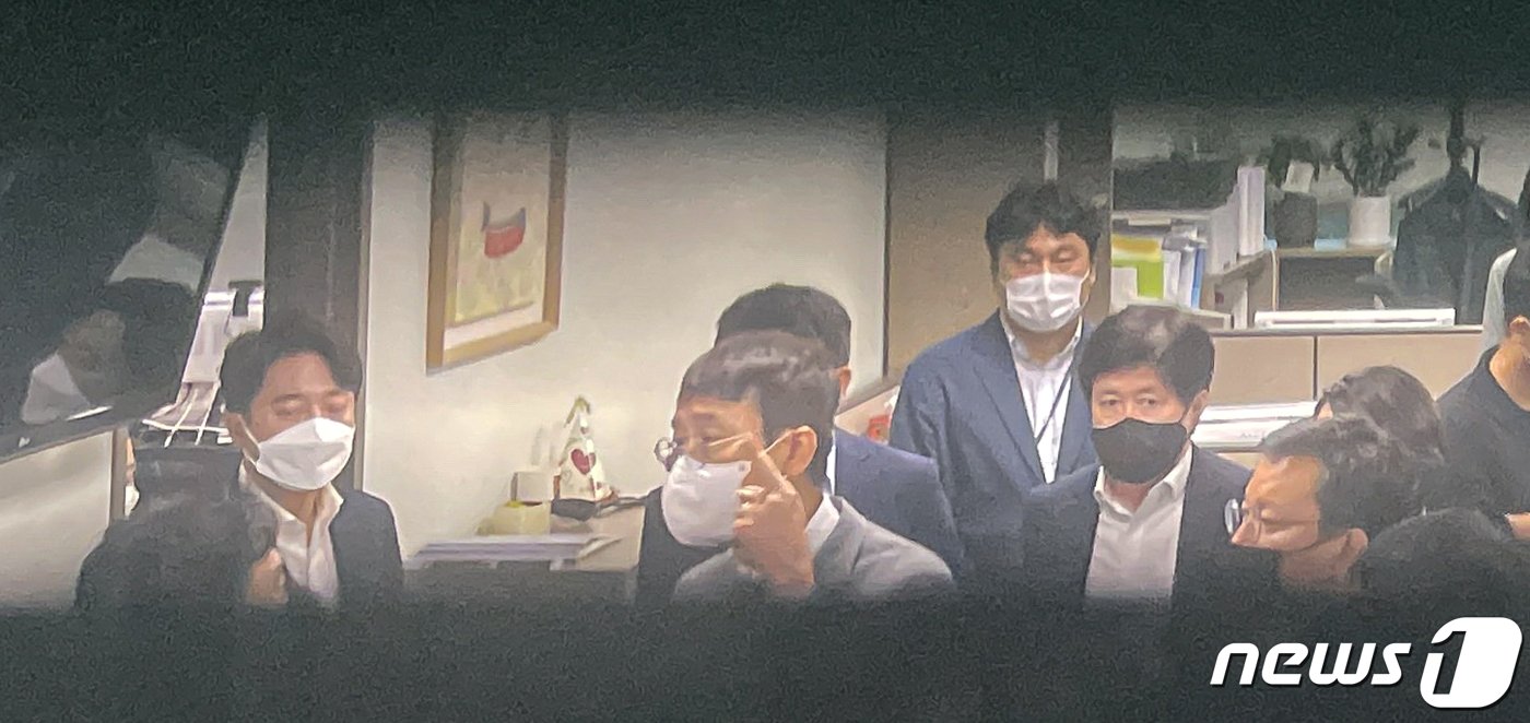 본문 이미지 - '고발 사주' 의혹에 연루된 김웅 국민의힘 의원이 10일 고위공직자범죄수사처의 압수수색이 진행 중인 국회 의원회관 자신의 사무실에서 '완전한 불법'이라며 항의하고 있다.  오대일 기자