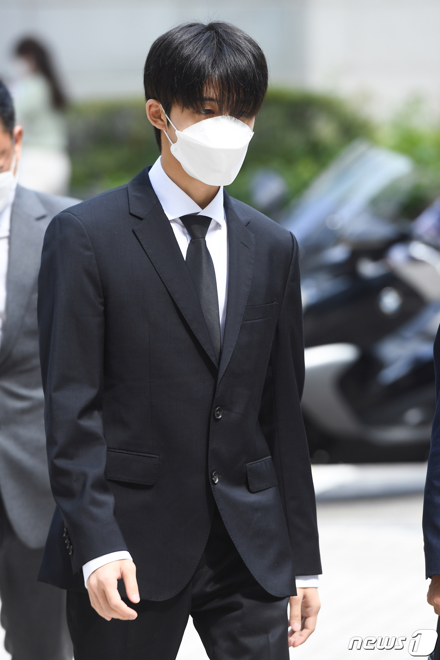 (서울=뉴스1) 권현진 기자 = 마약투약 혐의를 받고 있는 그룹 아이콘 전 멤버 비아이(본명 김한빈, 25)가 10일 오후 선고 공판에 출석하기 위해 서울중앙지법으로 들어서고 있다 …