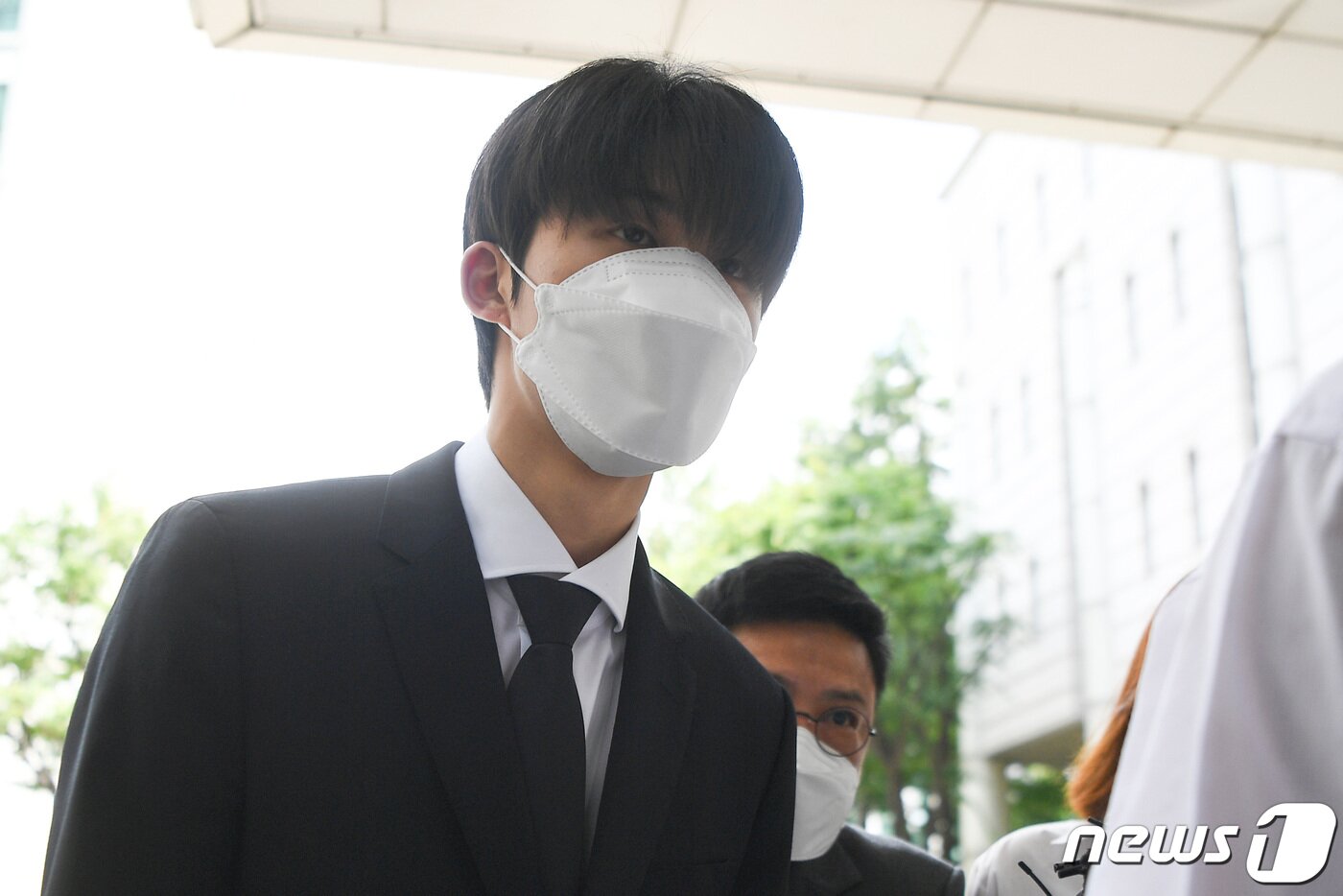 본문 이미지 - 마약투약 혐의를 받고 있는 그룹 아이콘 전 멤버 비아이(본명 김한빈, 25)가 10일 오후 선거 공판에 출석하기 위해 서울중앙지법으로 들어서고 있다. 이날 서울중앙지법 형사합의25-3부(부장판사 박사랑 권성수 박정제)는 마약류 관리에 관한 법률 위반(향정) 등 혐의로 재판에 넘겨진 비아이에게 징역 3년에 집행유예 4년을 선고했다. 또 80시간의 사회봉사와 40시간의 약물치료 강의 수강, 150만원의 추징을 명령했다. 2021.9.10/뉴스1 ⓒ News1 권현진 기자