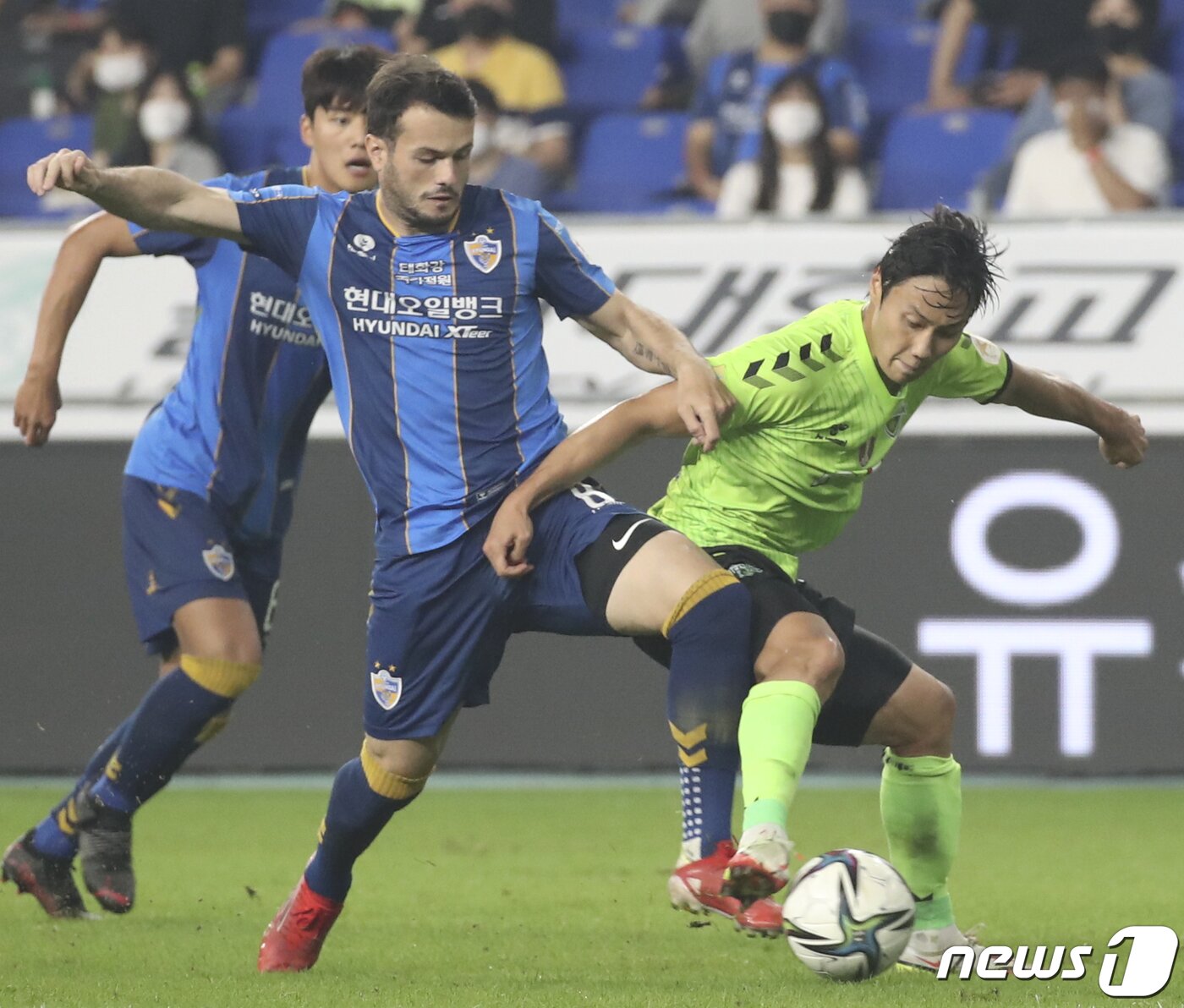 본문 이미지 - 10일 오후 울산 문수축구경기장에서 열린 프로축구 '하나원큐 K리그1 2021' 울산현대와 전북현대의 경기에서 울산 바코가 전북 백승호와 볼다툼을 벌이고 있다. 2021.9.10/뉴스1 ⓒ News1 윤일지 기자