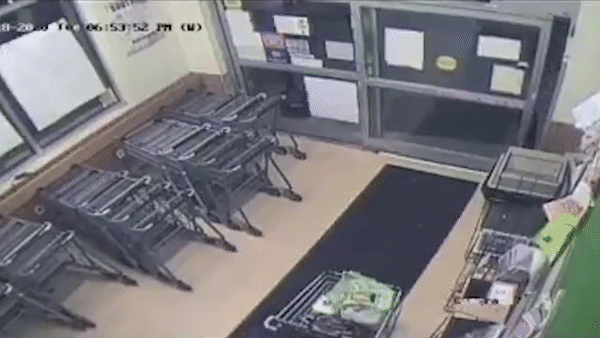 본문 이미지 - 영국의 50대 남성이 슈퍼마켓에 카트를 반납하는 여성을 뒤따라간 뒤 정액이 가득 찬 주사기로 찌르고 도망갔다. (더선 갈무리) ⓒ 뉴스1