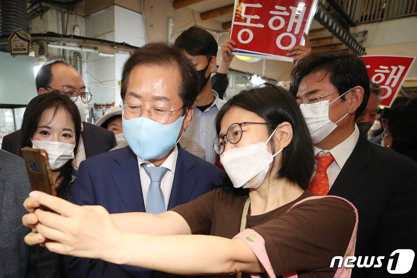 본문 이미지 - 홍준표 국민의힘 대선 경선 후보가 11일 오후 경북 경주시 중앙시장을 찾아 시민들과 기념사진을 찍고 있다. 2021.9.11/뉴스1 ⓒ News1 공정식 기자