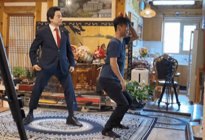 본문 이미지 - 허경영 국가혁명당 명예대표가 지난 10일 경기 하늘궁에서 발차기를 시연하다가 두번째 시도에도 성공했다.ⓒ 뉴스1