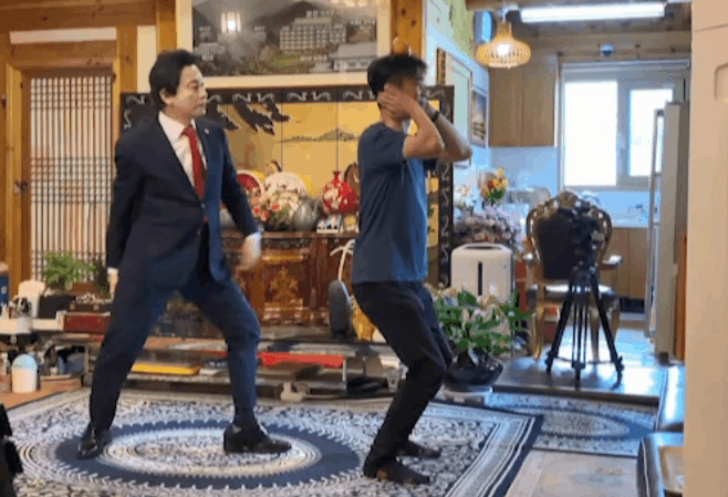 본문 이미지 - 허경영 국가혁명당 명예대표가 지난 10일 경기 하늘궁에서 발차기를 시연하다가 첫번째 시도에서 실패했다.ⓒ 뉴스1