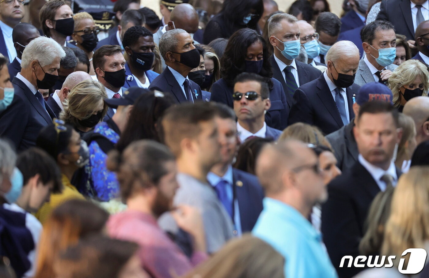 본문 이미지 - 빌 클린턴 전 미국 대통령, 힐러리 클린턴 전 국무장관, 버락 오바마 전 대통령, 미셸 오바마 전 영부인이 2001년 911테러 20주년 기념식에 참석한 가운데 조 바이든 미국 대통령, 질 바이든 여사와 함께 서 있다. ⓒ 로이터=뉴스1 ⓒ News1 김현 특파원