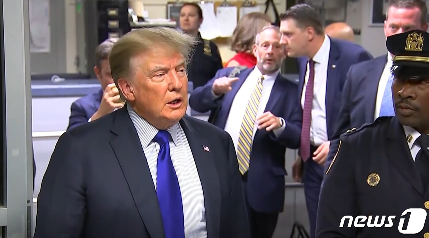 본문 이미지 - 도널드 트럼프 전 미국 대통령은 9.11 테러 20주년인 11일(현지시간) 뉴욕의 경찰서를 방문해 경찰관들과 대화를 나누고 잇다. ⓒ 뉴스1(동영상 캡처)